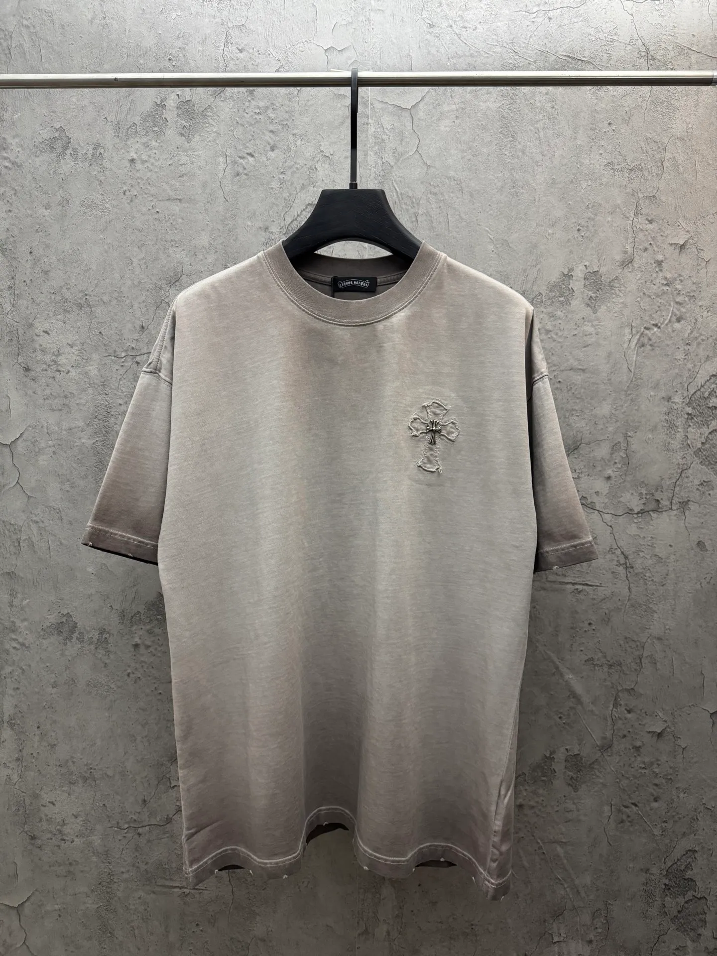 P200 top version, real shot without P, ​​different from market currency) 𝗖𝗵𝗿𝗼𝗺𝗲 𝗛𝗲𝗮𝗿𝘁𝘀/Croxin 2026 spring new original single counter American laser burnt patch embroidered couple short sleeves 👑The highest version! Customized fabric 330g, washed and fried. Best-selling model at the counter. Very comfortable to wear. Accessories: Original molded and authenticated collar label➕100% silk wash label. Genuine purchase-grade original hangtag➕matching hanging rope➕3D hanging beads➕original packaging bag. Craftsmanship: The original version has consistent wiring! The highest version of the armhole matching technique! Color: Khaki Black Rose Red Light Blue Purple Size: S M L XL Style Number: 26-2002